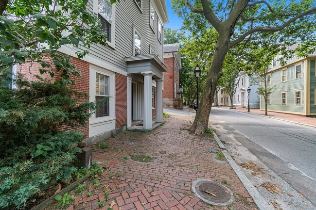 Building Photo - 71 Benefit St