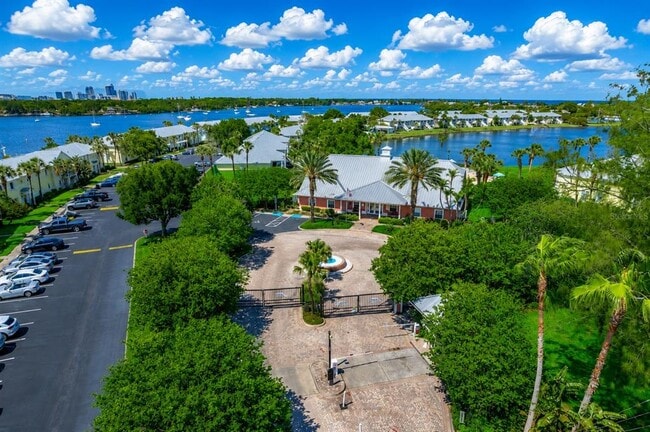 Building Photo - 3889 Pompano Dr SE