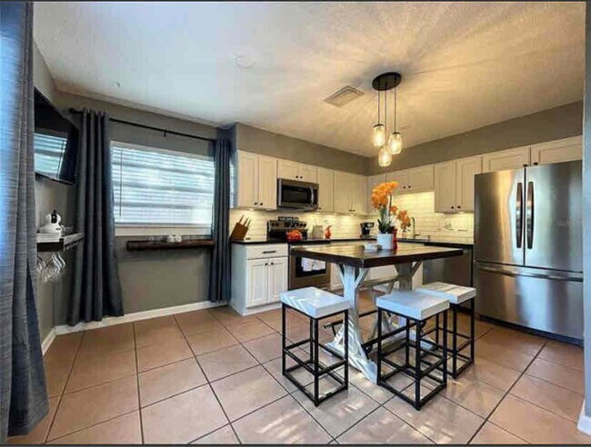 Building Photo - 610 1st Ave NE