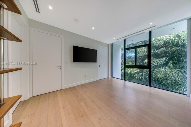 Building Photo - 420 N Hibiscus Dr