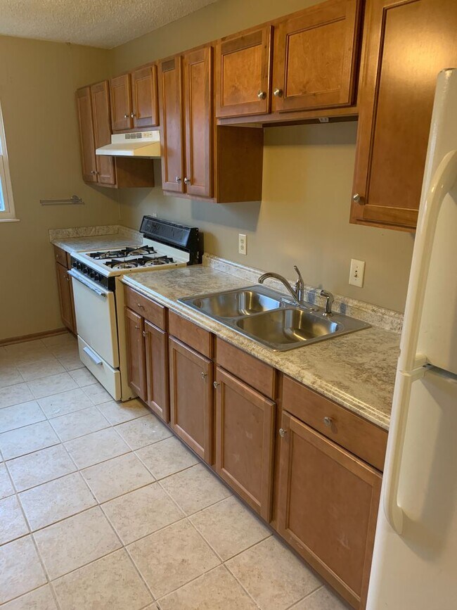 Building Photo - 3 BR 1.5 BA Home off 62 in Farmington
