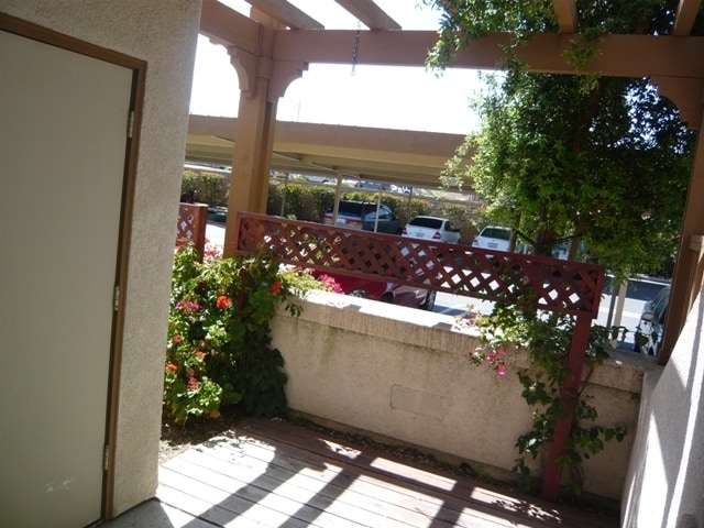Building Photo - 3 Bedroom Condo in Sunrise Hills