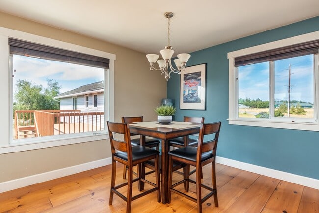 Building Photo - Spacious and Beautiful Home with Private Apartment!