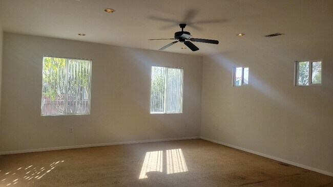Building Photo - 4-bedroom 3 bath house in Granada Hills