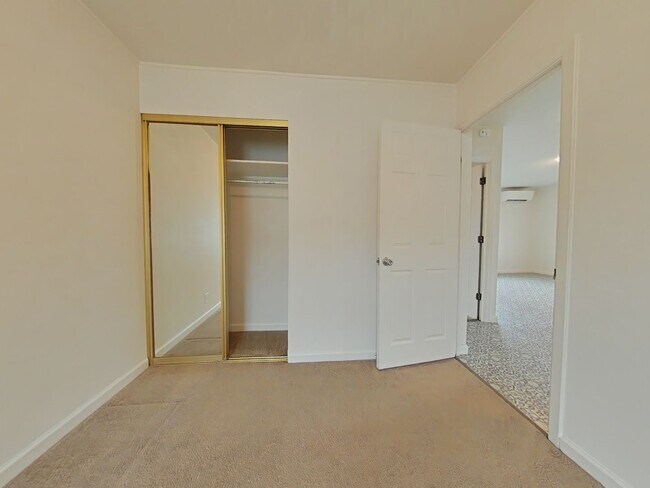 Building Photo - 2 Bedroom Duplex ~ Close to 9th Street