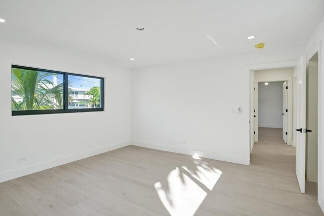 Building Photo - 840 SE 22nd Ave