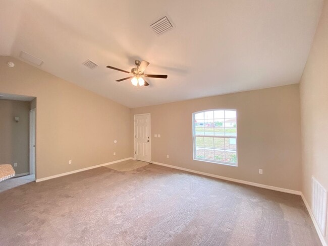Building Photo - Custom Home - Desirable SE Ocala Neighborh...