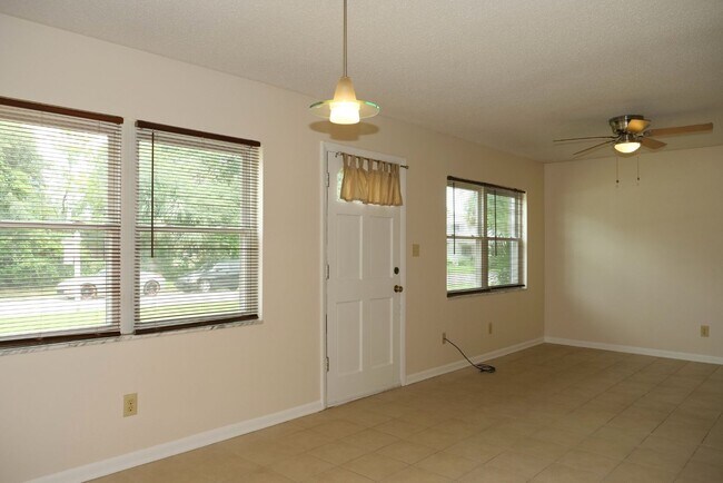 Building Photo - Clean, Bright & Move-In Ready! 3-Bedroom H...