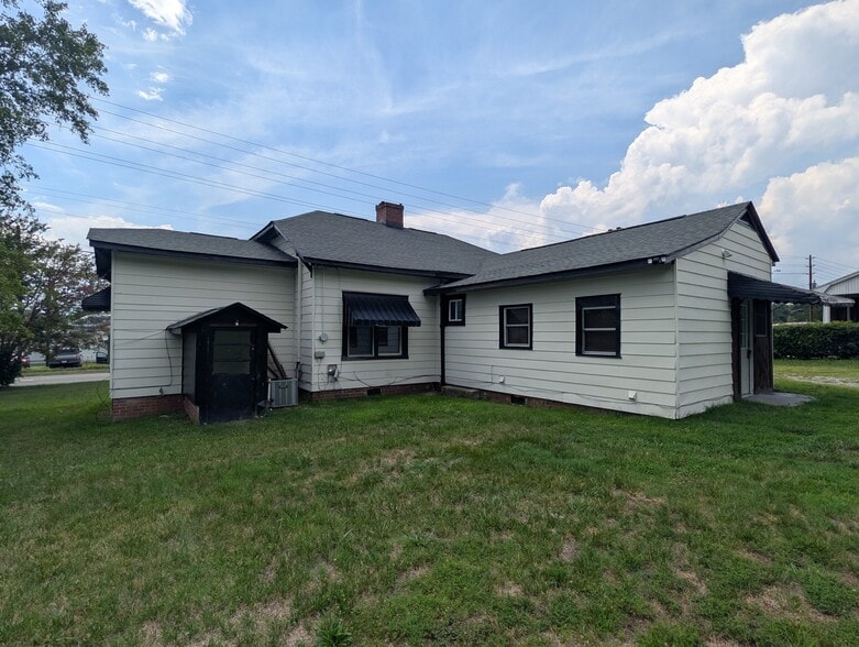 Building Photo - 1824 N Main St