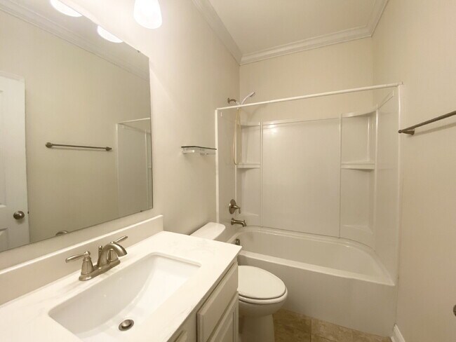 Building Photo - Spacious Three Bedroom Town Home! Located ...