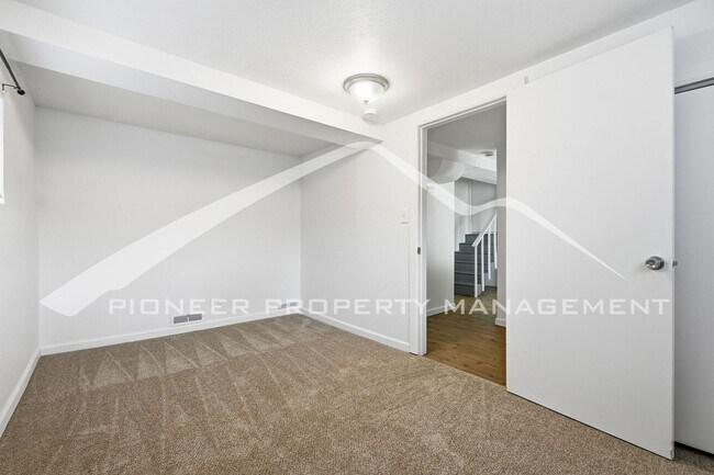 Building Photo - Charming Home with Central AC and Washer/Dryer