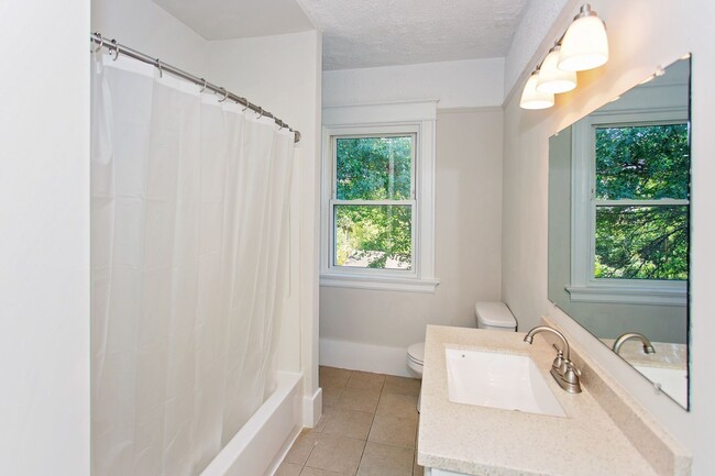 Building Photo - BOND HILL-  3 STORY 3 BEDRM 2 FULL BATH OP...