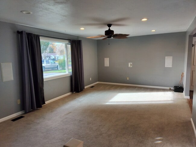 Building Photo - 130 NW Carrie Cir