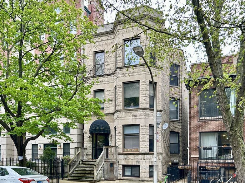 Primary Photo - 852 W Buckingham Pl