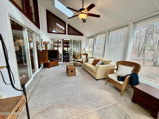 Building Photo - 811 Paddock Ct