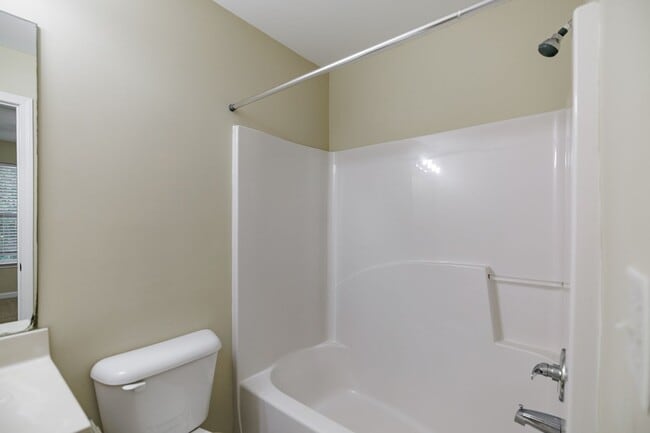 Building Photo - Cottage One-story Condo - Lease through July