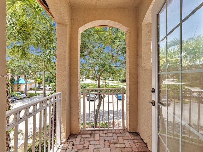 Building Photo - 858 NW 170th Terrace