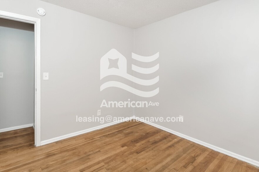 Building Photo - 4232 Shorecrest Dr