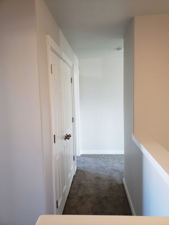 Building Photo - Great Springville Townhome