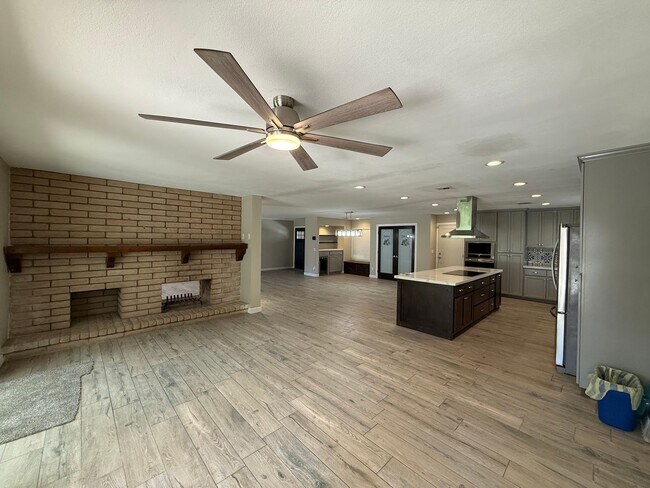 Building Photo - Luxury 4 Bedroom in Country Estates