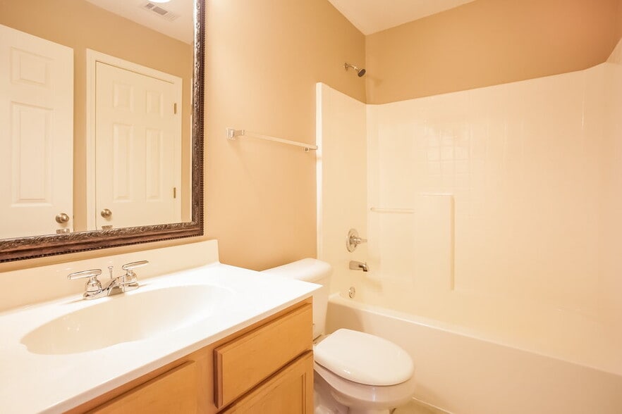 Building Photo - 4064 Sidlehill Dr