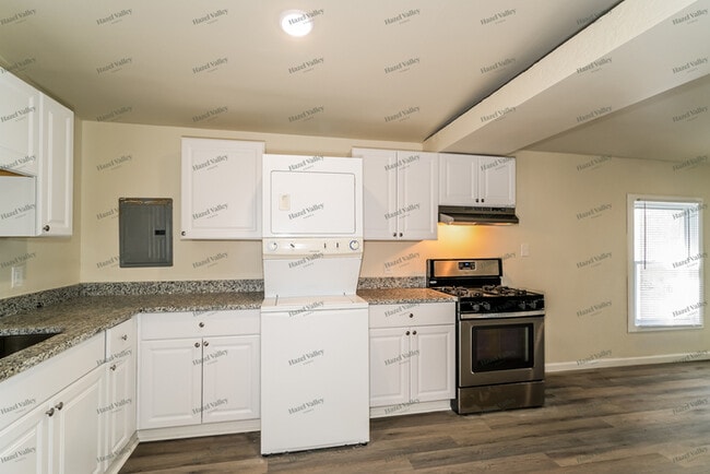 Building Photo - 865 Pebble Ln