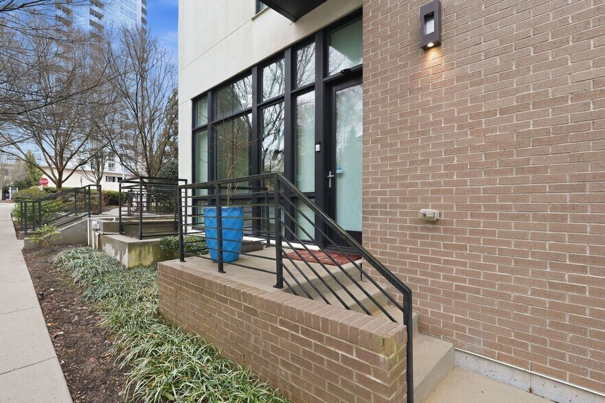 Building Photo - 721 Longleaf Dr NE