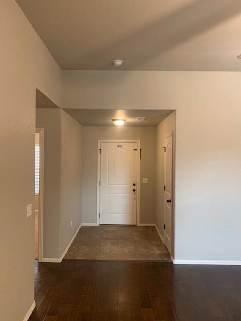 Building Photo - 110 Willow Dr
