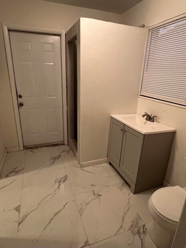 Building Photo - 911 S B St