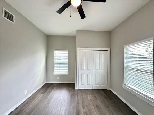 Building Photo - 225 N Everton St