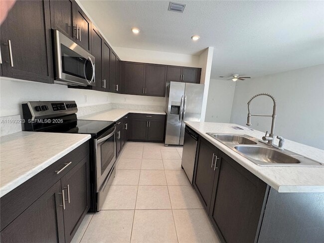 Building Photo - 1110 SE 27th Terrace