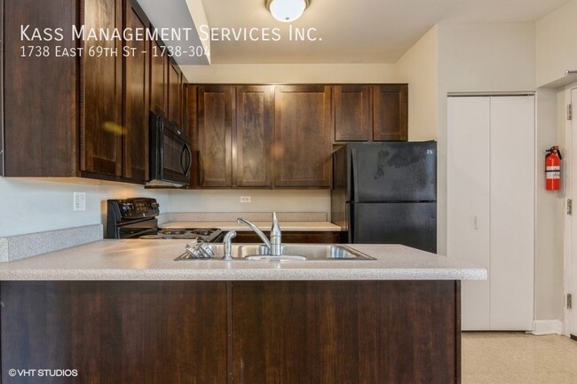 Primary Photo - Spacious Remodeled 2BR - Open Kitchen w/Ap...