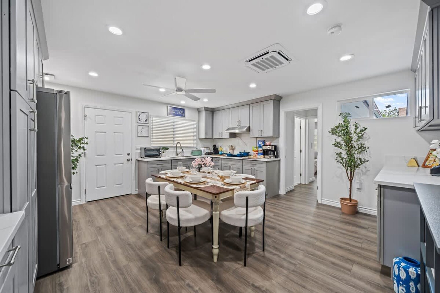 Building Photo - 10983 Parkdale Ave