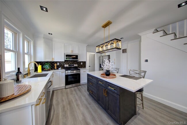 Building Photo - 16 Roosevelt Ave