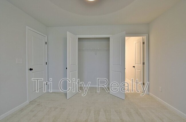 Building Photo - 504 Albertson Ave