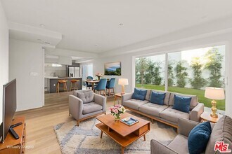 Building Photo - 1752 N Van Ness Ave