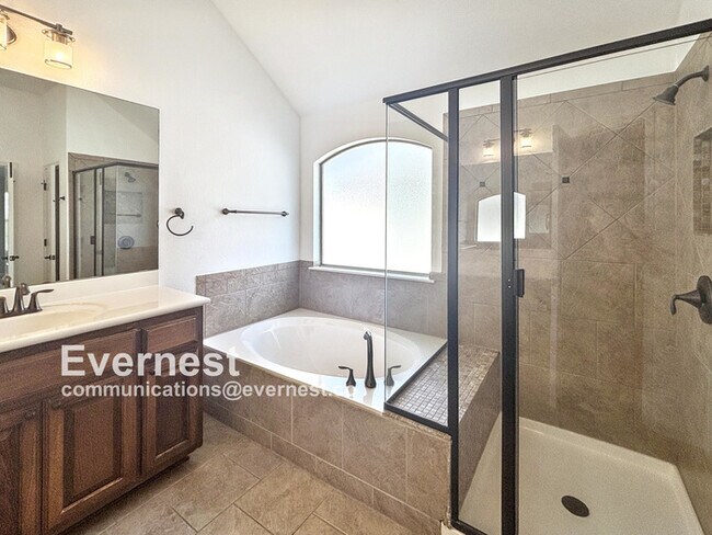 Building Photo - 4-Bedroom Home with Modern Amenities and C...