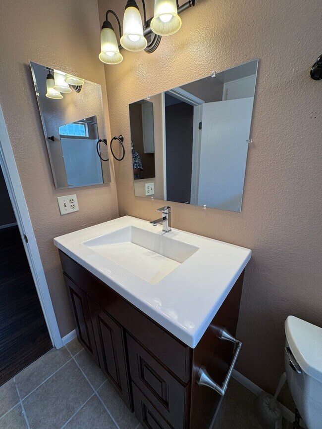Building Photo - Move in Ready - Spacious 3 bed 2 bath Upda...