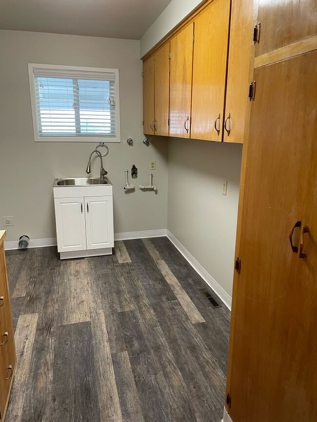 Building Photo - Beautifully Remodeled 3 Bedroom 2 Bath House