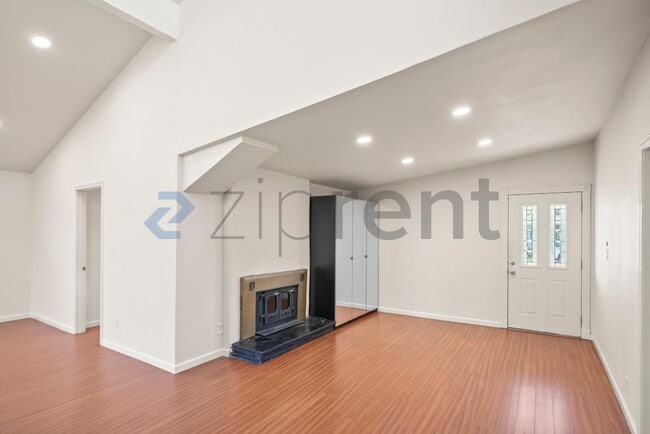 Building Photo - 41861 Maywood St