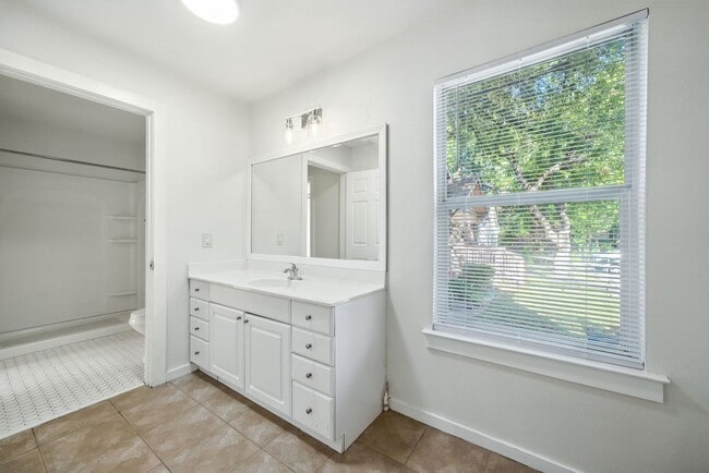 Building Photo - UT PRE-LEASE: 5 bed / 3 bath Remodeled Wes...