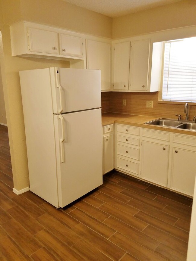 Building Photo - Updated 2 bedroom, 1 bath home is ready to...