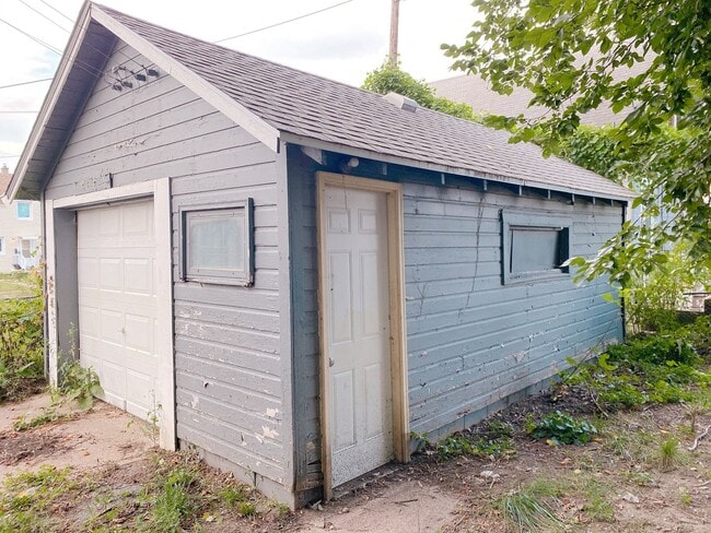 Building Photo - 3 bedroom 1 bath house!