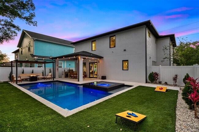 Building Photo - 902 W Plymouth St