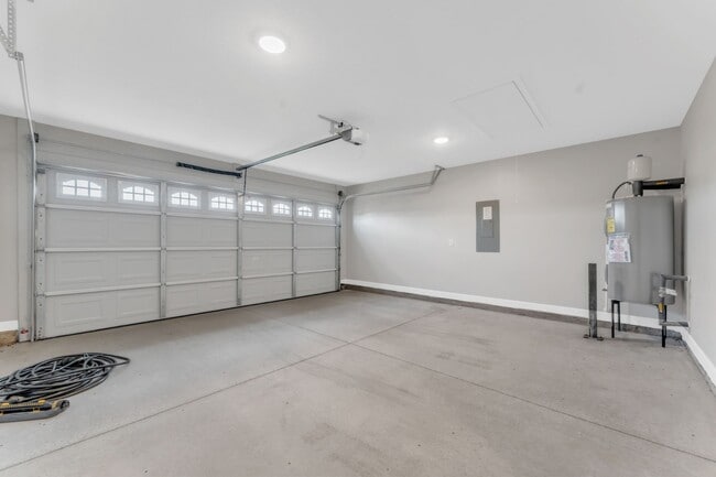 Building Photo - Modern 3-Bedroom Home with Granite Counter...