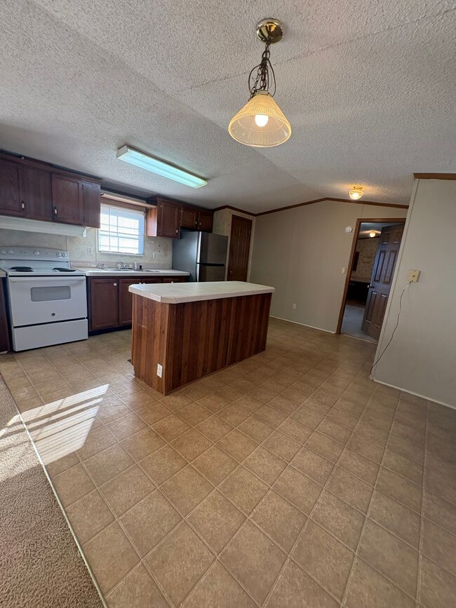 Building Photo - Spacious 3 Bed 2 Bath Mobile Home