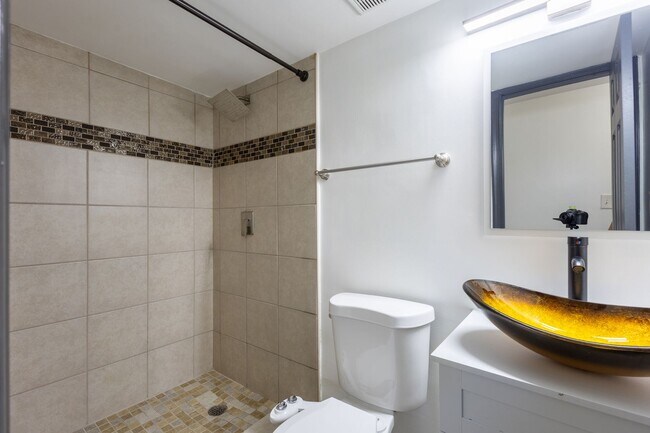 Building Photo - Amazing 5 BR/3 BA Single-Family Home in Te...