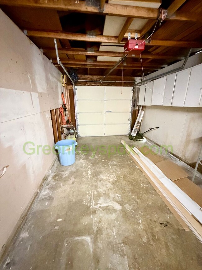 Building Photo - 6837 SE Ramona St