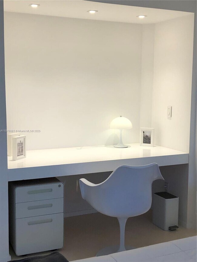 Building Photo - 900 Bay Dr