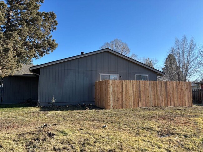 Building Photo - 2346 SW Umatilla Ave